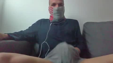 Snapshot of thetubedscarfguy chatting on 03-25-26, 07:14 Scarf guy online show from 03-25-26, 07:14