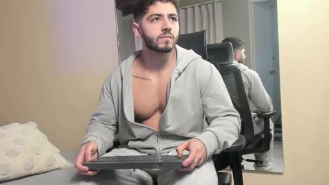 Snapshot of thiago_moretti chatting on 01-12-26, 02:44 THIAGO online show from 01-12-26, 02:44