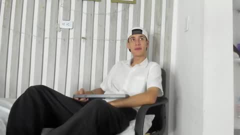 Snapshot of thiagoduarte_ chatting on 03-11-26, 11:27 Thiago online show from 03-11-26, 11:27