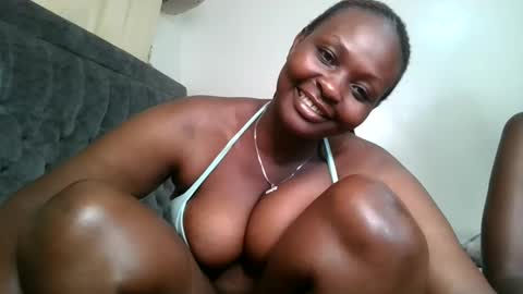 Snapshot of thicky_rue chatting on 06-08-26, 01:28 Rue online show from 06-08-26, 01:28