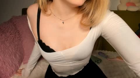 Snapshot of thisisamelia chatting on 02-03-25, 03:49 Amelia shows on mondays fridays and sundays if anything changes im giving updates on my fansly online show from 02-03-25, 03:49