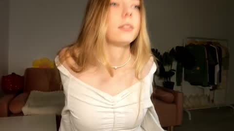 Snapshot of thisisamelia chatting on 03-09-25, 05:06 Amelia shows on mondays fridays and sundays if anything changes im giving updates on my fansly online show from 03-09-25, 05:06