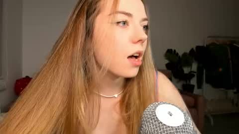 Snapshot of thisisamelia chatting on 03-10-25, 04:46 Amelia shows on mondays fridays and sundays if anything changes im giving updates on my fansly online show from 03-10-25, 04:46