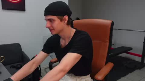 Snapshot of thomas_brons chatting on 06-20-26, 04:59 THOMAS BRONS online show from 06-20-26, 04:59