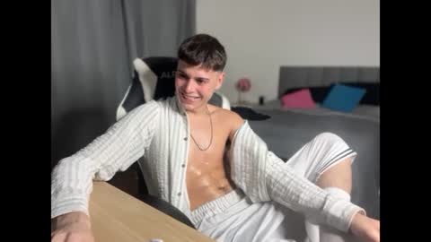 Snapshot of thomassex0 chatting on 06-27-26, 03:44 Thomas online show from 06-27-26, 03:44