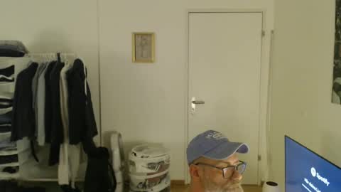 Snapshot of thomster1972good chatting on 02-15-26, 06:15 Tom online show from 02-15-26, 06:15