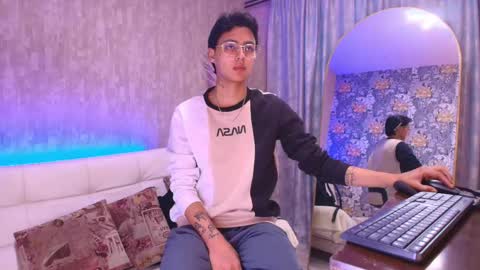 Snapshot of tian_sex chatting on 05-11-26, 03:23 online show from 05-11-26, 03:23