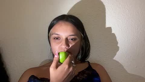 Snapshot of tianale chatting on 06-10-26, 12:44 Tiana Le online show from 06-10-26, 12:44
