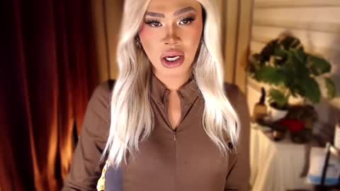 Snapshot of tiara_perezx chatting on 02-21-26, 04:41 Sam online show from 02-21-26, 04:41