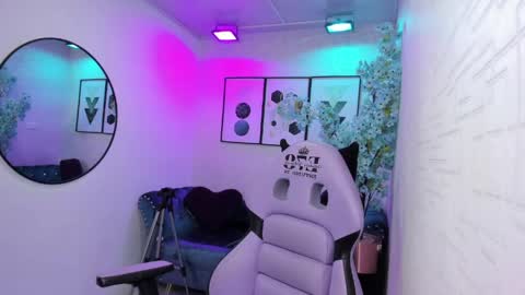 Tiara  online show from 04-28-26, 03:33