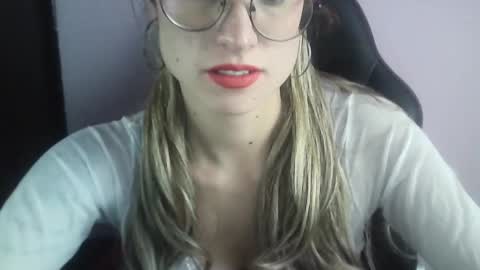 Snapshot of tifanny_a chatting on 03-09-25, 03:27 Tifanny online show from 03-09-25, 03:27