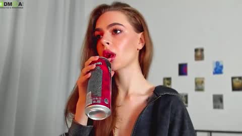 Snapshot of tiffany_loong chatting on 09-24-25, 10:35 tiffany online show from 09-24-25, 10:35