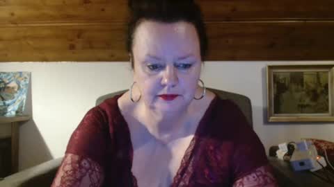 Snapshot of tiffanymature chatting on 01-12-26, 04:12 TiffanyMature online show from 01-12-26, 04:12