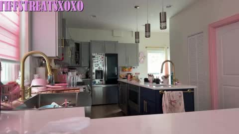 Tiffstreatsxoxo online show from 06-26-26, 05:28