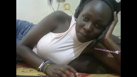 Snapshot of tight_pussie chatting on 10-17-25, 08:06 tight_pussie online show from 10-17-25, 08:06