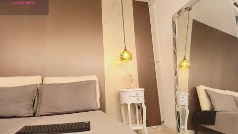 T I F F A N Y online show from 09-11-25, 07:58