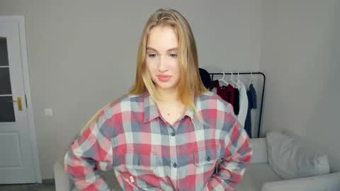 Snapshot of tilliecristello chatting on 11-09-25, 08:45 Elizabeth Elize online show from 11-09-25, 08:45