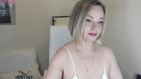 Snapshot of tilly_eliot chatting on 12-22-24, 08:03 Tilly online show from 12-22-24, 08:03