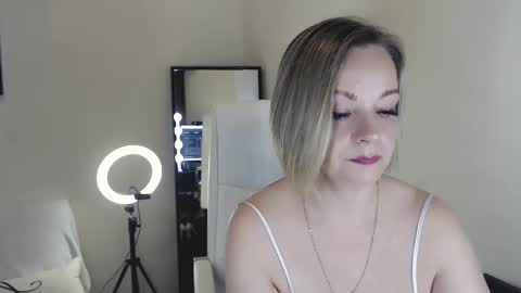 Snapshot of tilly_eliot chatting on 02-16-25, 04:21 Tilly online show from 02-16-25, 04:21
