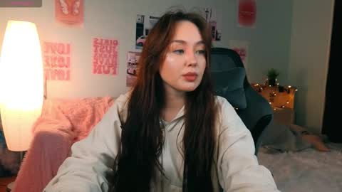 Snapshot of timewithout chatting on 01-11-26, 03:33 Mia online show from 01-11-26, 03:33