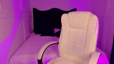 Snapshot of tinafox_ chatting on 03-10-26, 05:07 hi im curvy babyface girlie Tina online show from 03-10-26, 05:07