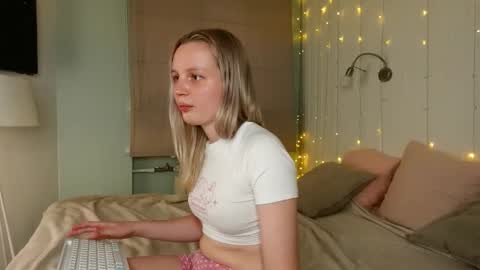 Snapshot of tinasiner chatting on 09-19-25, 03:34 tinasiner online show from 09-19-25, 03:34