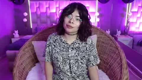 Snapshot of tiny_bit chatting on 03-10-26, 01:16 Tiny online show from 03-10-26, 01:16