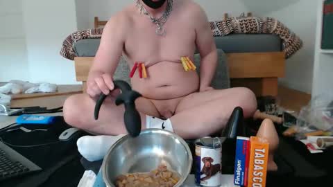 Snapshot of tiny_cock_pig chatting on 04-17-26, 04:32 Luke online show from 04-17-26, 04:32