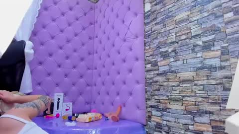 Snapshot of tiny_love_ chatting on 01-14-25, 08:52 tiny online show from 01-14-25, 08:52