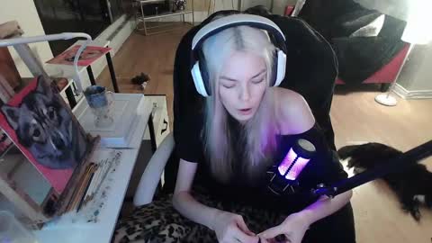 stage Kylie Sinner  brand CLITBAIT online show from 02-08-25, 03:19