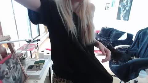 stage Kylie Sinner  brand CLITBAIT online show from 02-08-25, 06:12