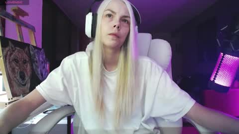 stage Kylie Sinner  brand CLITBAIT online show from 09-18-25, 09:22