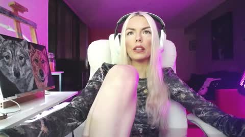 stage Kylie Sinner  brand CLITBAIT online show from 10-18-25, 07:31