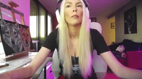 stage Kylie Sinner  brand CLITBAIT online show from 10-24-25, 09:33