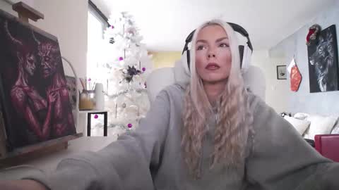 Snapshot of tinykylie chatting on 12-14-25, 06:01 stage Kylie Sinner brand CLITBAIT online show from 12-14-25, 06:01