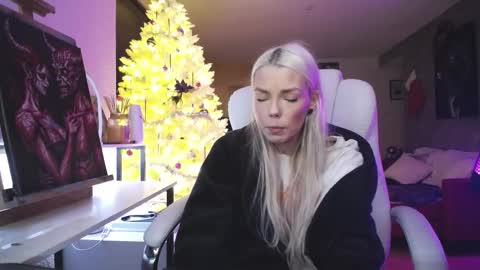 Snapshot of tinykylie chatting on 12-18-25, 08:31 stage Kylie Sinner brand CLITBAIT online show from 12-18-25, 08:31