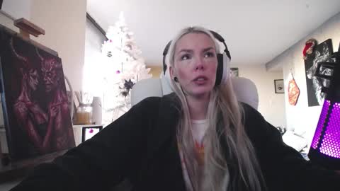 Snapshot of tinykylie chatting on 12-18-25, 08:37 stage Kylie Sinner brand CLITBAIT online show from 12-18-25, 08:37