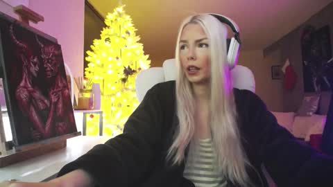 Snapshot of tinykylie chatting on 12-21-25, 10:17 stage Kylie Sinner brand CLITBAIT online show from 12-21-25, 10:17