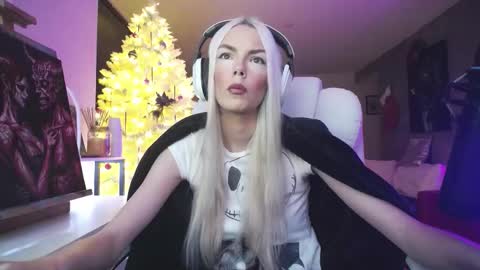 Snapshot of tinykylie chatting on 12-22-25, 10:23 stage Kylie Sinner brand CLITBAIT online show from 12-22-25, 10:23