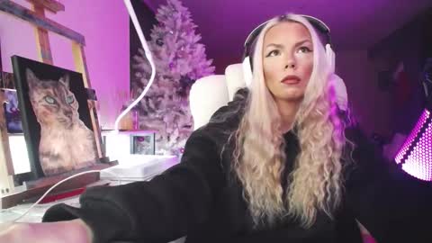 Snapshot of tinykylie chatting on 01-08-26, 01:30 stage Kylie Sinner brand CLITBAIT online show from 01-08-26, 01:30