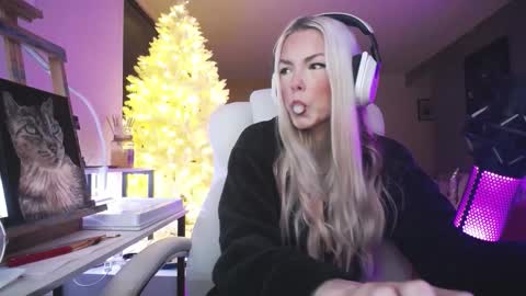 Snapshot of tinykylie chatting on 01-16-26, 12:14 stage Kylie Sinner brand CLITBAIT online show from 01-16-26, 12:14