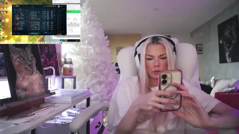 Snapshot of tinykylie chatting on 01-16-26, 12:20 stage Kylie Sinner brand CLITBAIT online show from 01-16-26, 12:20