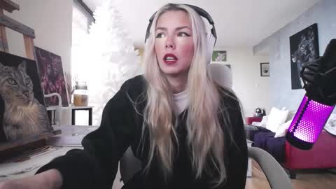 Snapshot of tinykylie chatting on 01-17-26, 08:01 stage Kylie Sinner brand CLITBAIT online show from 01-17-26, 08:01