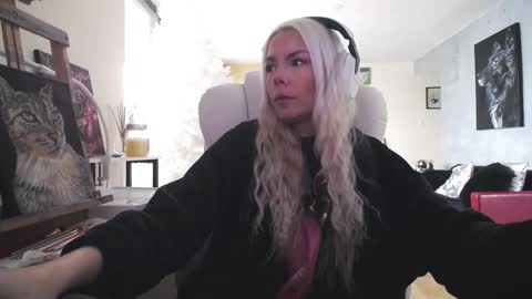 Snapshot of tinykylie chatting on 02-01-26, 06:28 stage Kylie Sinner brand CLITBAIT online show from 02-01-26, 06:28