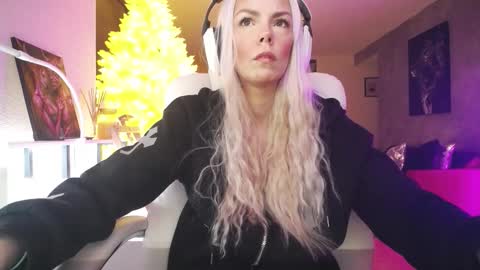 Snapshot of tinykylie chatting on 02-03-26, 10:48 stage Kylie Sinner brand CLITBAIT online show from 02-03-26, 10:48