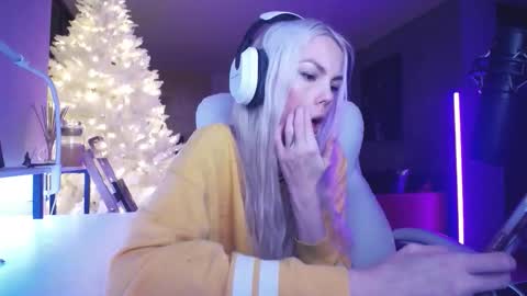 Snapshot of tinykylie chatting on 02-05-26, 09:36 stage Kylie Sinner brand CLITBAIT online show from 02-05-26, 09:36