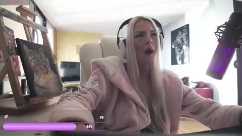 Snapshot of tinykylie chatting on 02-26-26, 08:52 stage Kylie Sinner brand CLITBAIT online show from 02-26-26, 08:52