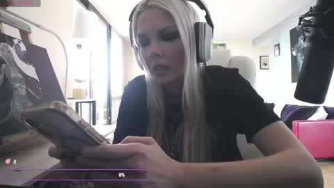 stage Kylie Sinner  brand CLITBAIT online show from 04-29-26, 04:00