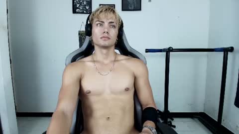 Snapshot of titan_fitness chatting on 08-09-26, 09:20 Kevin online show from 08-09-26, 09:20