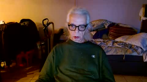 Snapshot of tom112292014 chatting on 11-12-25, 01:50 tom112292014 online show from 11-12-25, 01:50